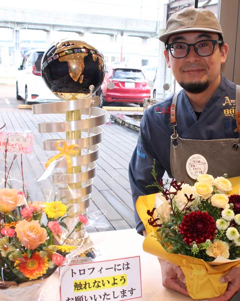 店内に優勝トロフィーを展示