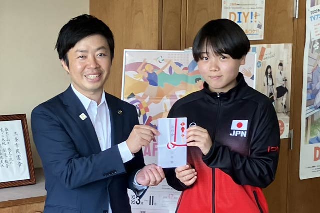 デフリンピックに向けて滝沢三条市長を表明訪問したときの高橋朋伽選手