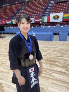 世界大会メダリストの末永真理さんを講師に燕市で「ゆめみらいスポーツ教室」の剣道教室