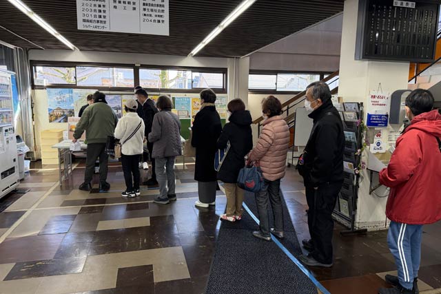 行列ができて販売開始10分前に完売
