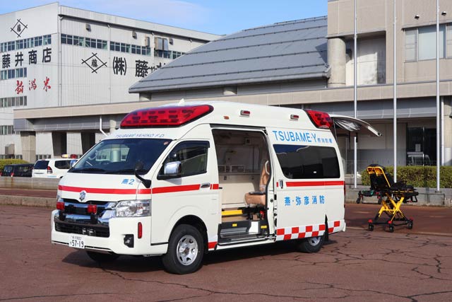 電動式ストレッチャーを搭載した救急車