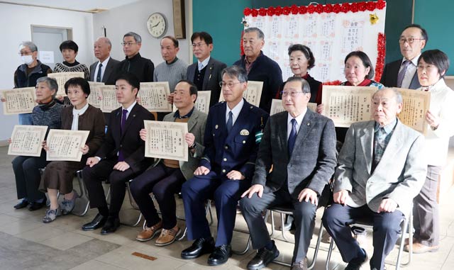 「交通安全三条シルバー川柳コンテスト」受賞者の記念撮影
