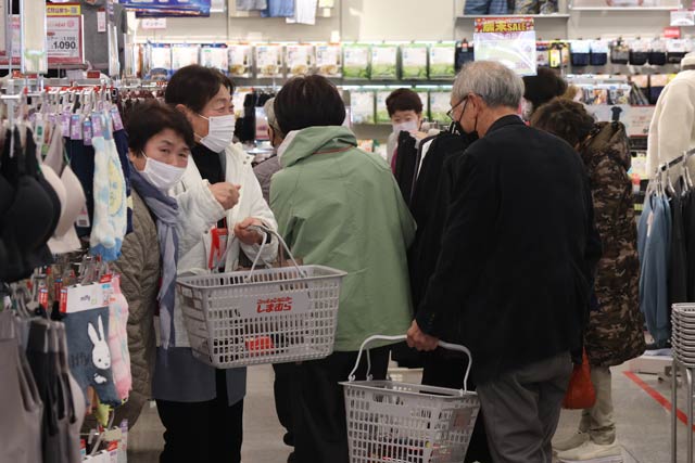 しまむら北三条店が下田地区住民を対象に買い物支援バスツアー