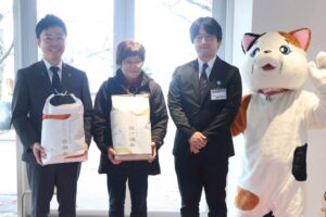 左から滝沢市長、200万人目の渡辺さん、近藤副館長、えんがわにゃんこ