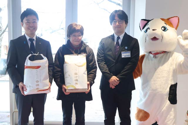 左から滝沢市長、200万人目の渡辺さん、近藤副館長、えんがわにゃんこ