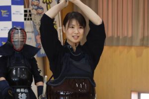 女子剣道のトップ選手、末永真理さんの直接指導に目を輝かせる燕市内の小中学生剣士