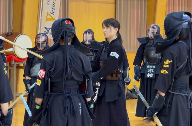 中学生を指導する末永真理さん
