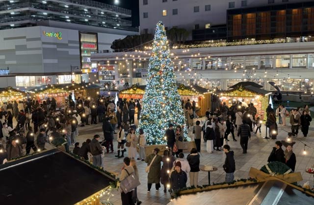 20日夜の大にぎわいの万代シテイのクリスマスマーケット