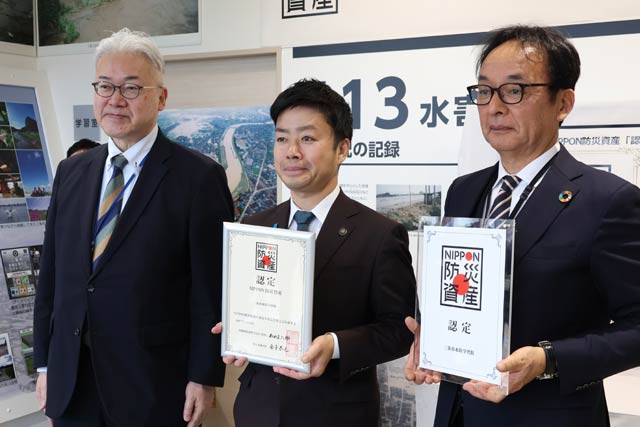 左から高松局長、滝沢市長、五十嵐館長