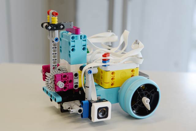 プログラミングの全国大会で金賞を受賞したつばくろロボキッズ教室の中学生チームのロボット