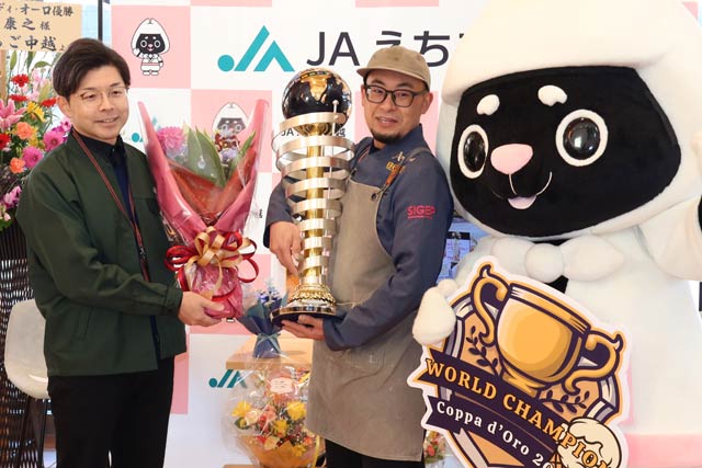 祝賀セレモニーで左から金子課長、佐久間さん、ワンジャ