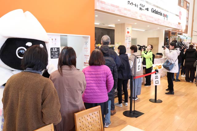 試食に行列する来店客