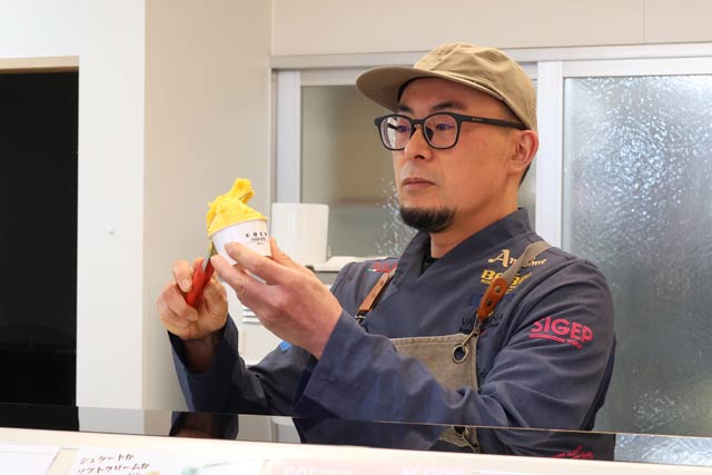 マンゴージェラートを用意する佐久間さん