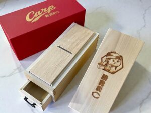 小柳産業（三条市）が広島カープの公式グッズ「勝男武C」を製作 創業100周年にふさわしい広島との縁