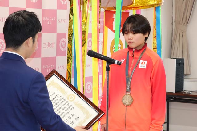 高橋さんに市民栄誉賞を贈る