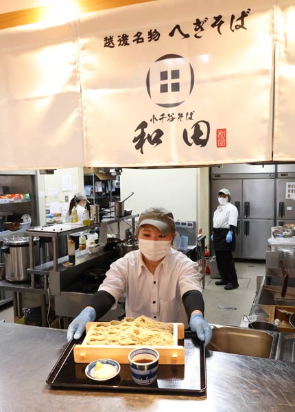 千谷そば和田のへぎそばを提供