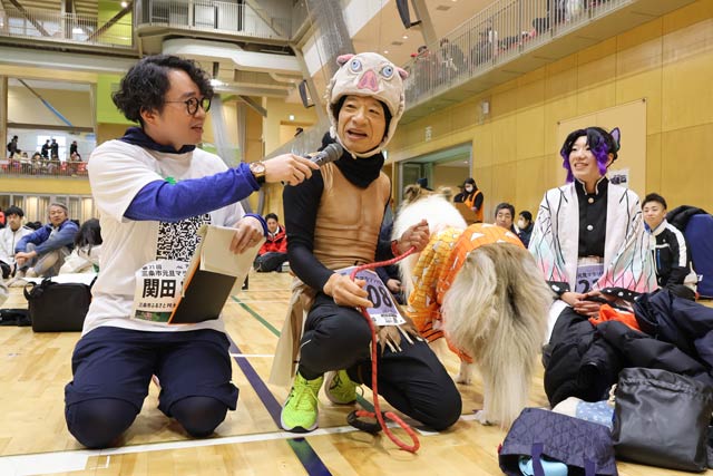 選手宣誓した矢尻大守家さん、真理恵さん父娘に関田さんがインタビュー