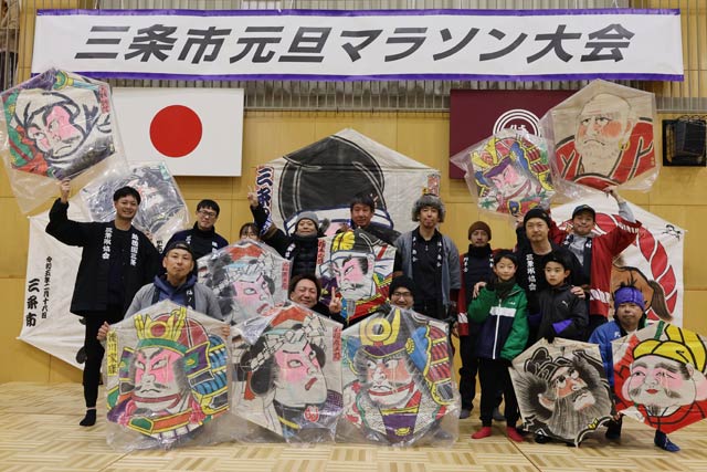 三条凧協会は11枚の凧を持参して参加