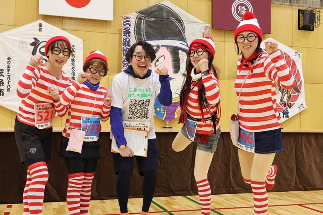 関田さんと「ウォーリーを探せ」のコスプレグループ
