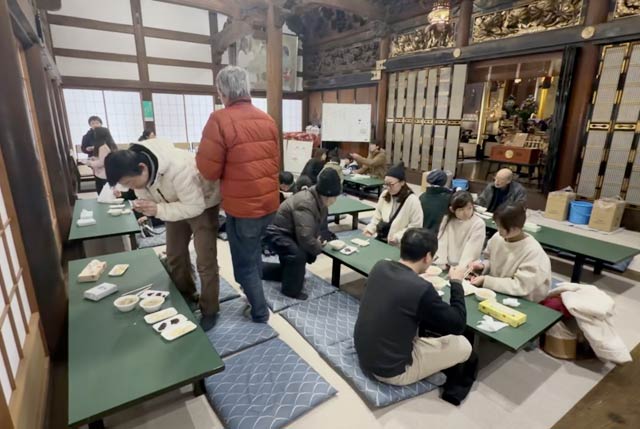 本堂でもちと豚汁を味わう