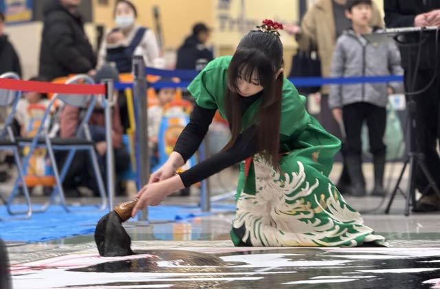 イオンモール新発田で書道パフォーマンスを披露する下田彩水さん
