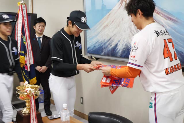 選手にアルビBCのフェイスタオルをプレゼント