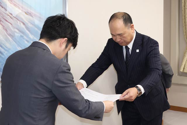 滝沢市長に請願書を手渡す三条市スポーツ協会の中條会長