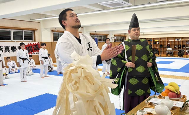 玉ぐしを捧げ祈る燕空手真塾の田辺代表
