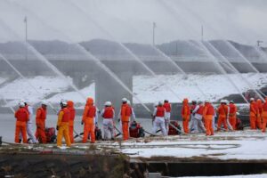 初めて常盤橋下流で行われた三条市消防出初式の一斉放水