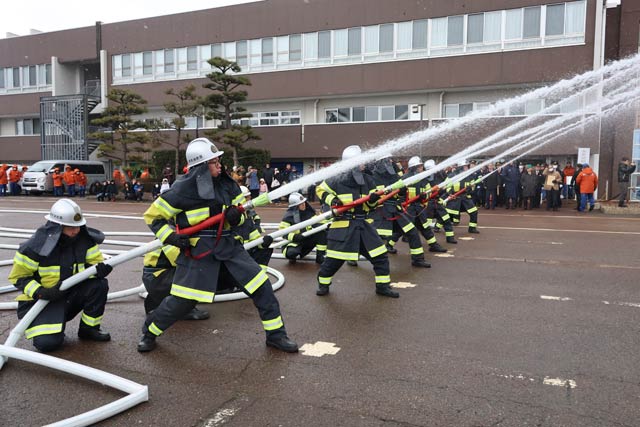 燕市消防出初式の放水披露