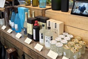 「あれもこれも、実は田上メイド」 田上町の企業がフロスト加工を施した酒瓶を使った新潟地酒フェア