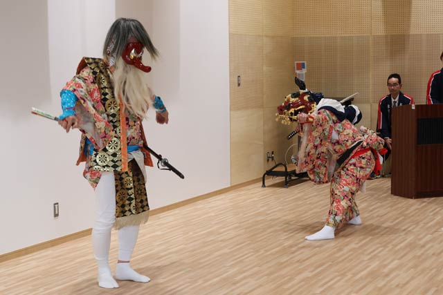 本与板神楽舞による悪魔払い
