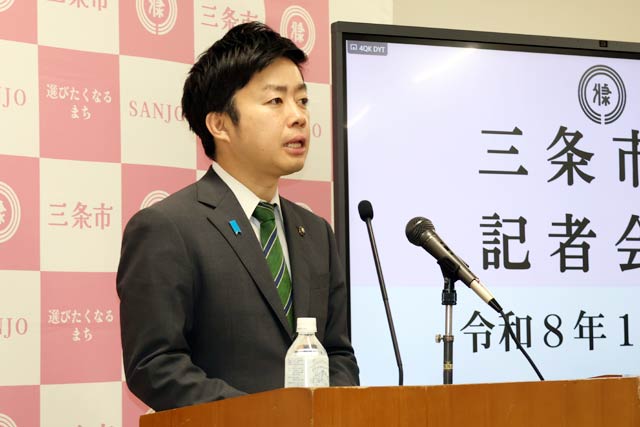 記者会見する滝沢三条市長