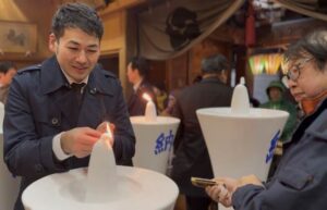 雪降る八幡宮で小正月行事の献灯祭