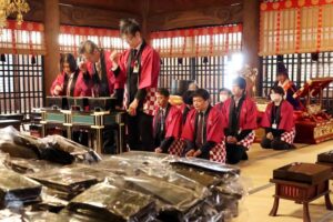 節分鬼踊りが名物の三条市・本成寺でイオンの恵方巻きの焼きのり4万3500枚に除災招福の願い込めて祈願