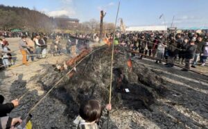 県内最大規模の「国上 塞の神」 延期が大正解で冬晴れに約2000人が来場
