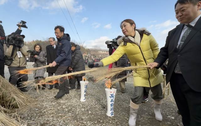 佐野市長、菊田氏、国定氏らが点火