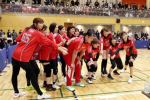 女子バレー元日本代表のドリームチームが三条市選抜チームとの親善試合で地元バレーファンを魅了