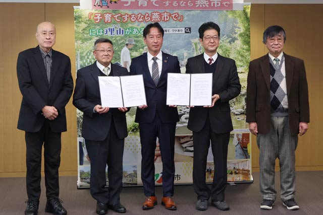 左から分水北小検討委員会の阿部副委員長、遠藤委員長、小林教育長、島上小検討委員会の木部委員長、下村副委員長