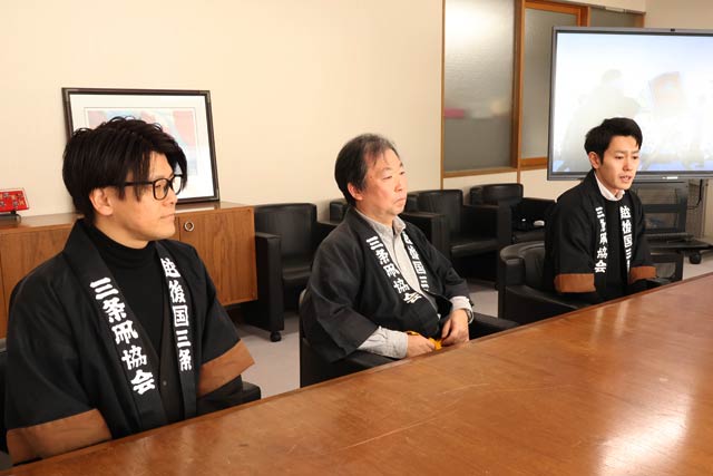 滝沢市長に報告する左から結城福会長、須藤会長、川口事務局長