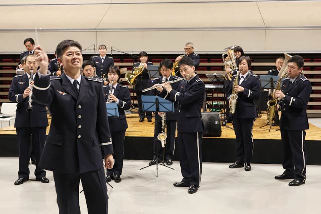 アンコールで航空自衛隊公式行進曲「空の精鋭」を演奏