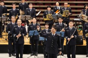 三条市合併20周年記念の航空自衛隊中部航空音楽隊演奏会 大雪の中プラチナチケットを手に千人が来場