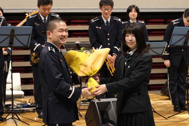 三条東高校吹奏楽部部長から花束贈呈