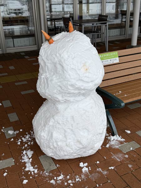 道の駅たがみの前似鬼に雪だるま