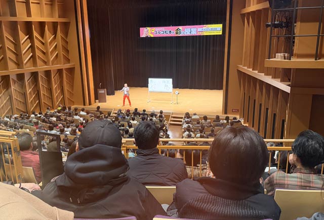 会場いっぱいの来場者