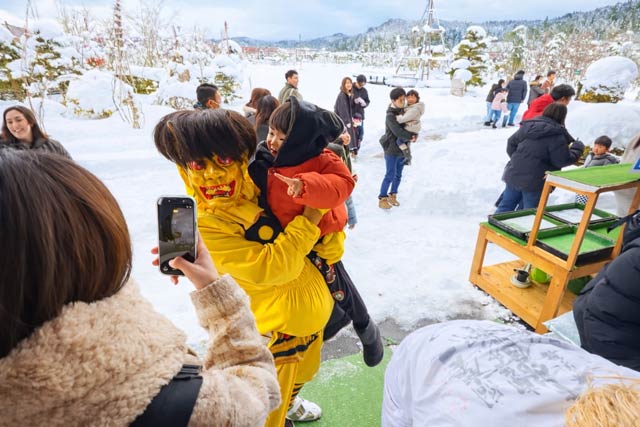 外は雪で真っ白