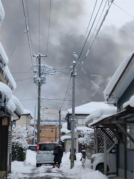 火災現場から立ち上る黒煙