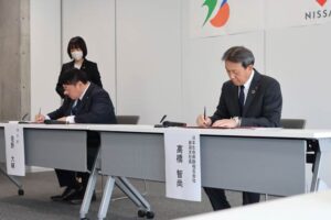 協定書に署名する佐野市長(左)と高橋支社長