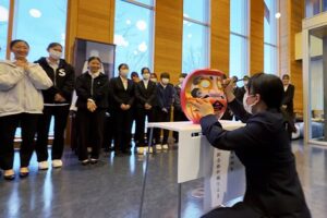 三条看護・医療・歯科衛生専門学校が国家試験合格の祈願祭と初めて開運の福豆まきとだるま開眼式も