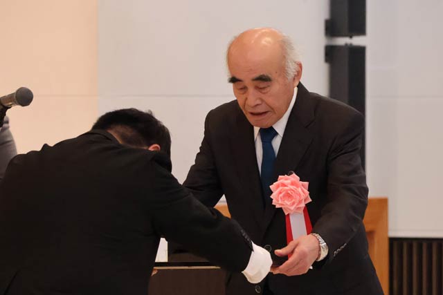 表彰を受ける田野前燕商議所会頭